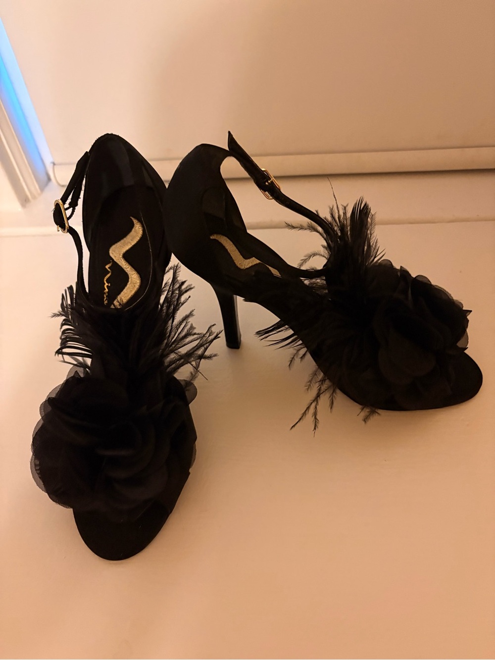 Women’s 7.5 Nina Black Satin Floral Feather Accent High Heel Dress ShoesSandals